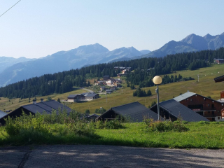  Au cœur du village des SAISIES  vue pistes et montagnes 