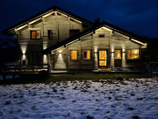 Véritablement au pieds des pistes et au centre village